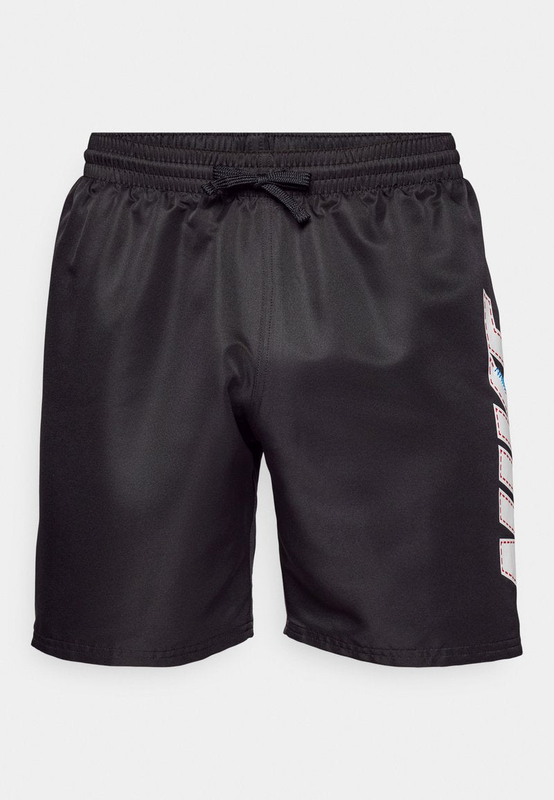 Schwarze Sportshorts mit elastischem Bund und verstellbarem Kordelzug. Mit einem farbenfrohen "NIKE"-Logo in vertikaler Ausführung auf einer Seite.