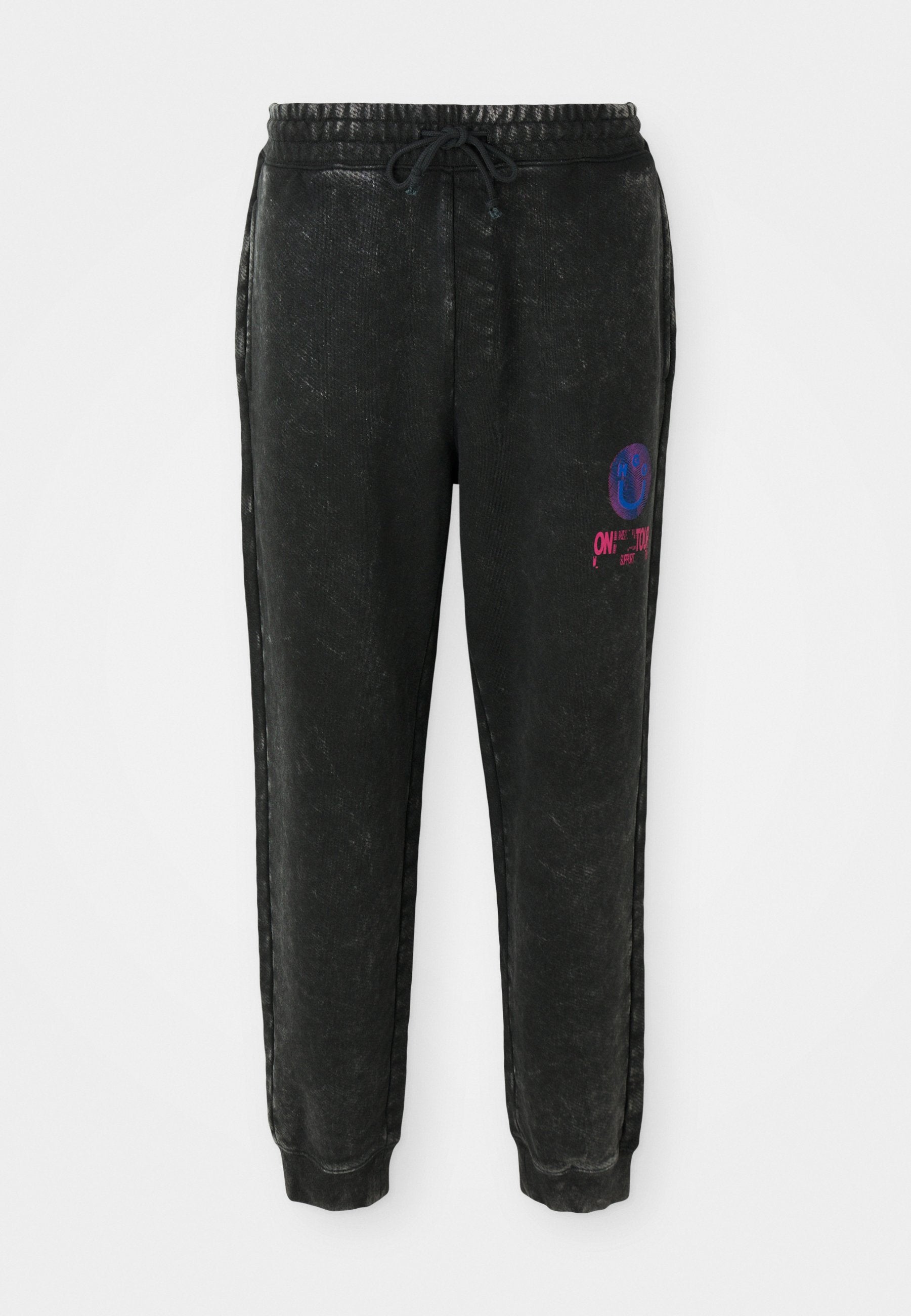 Schwarze Sweatpants mit strukturiertem Finish, ausgestattet mit einem Kordelzugbund, seitlichen Streifen und einem bunten Grafikdesign am linken Oberschenkel.