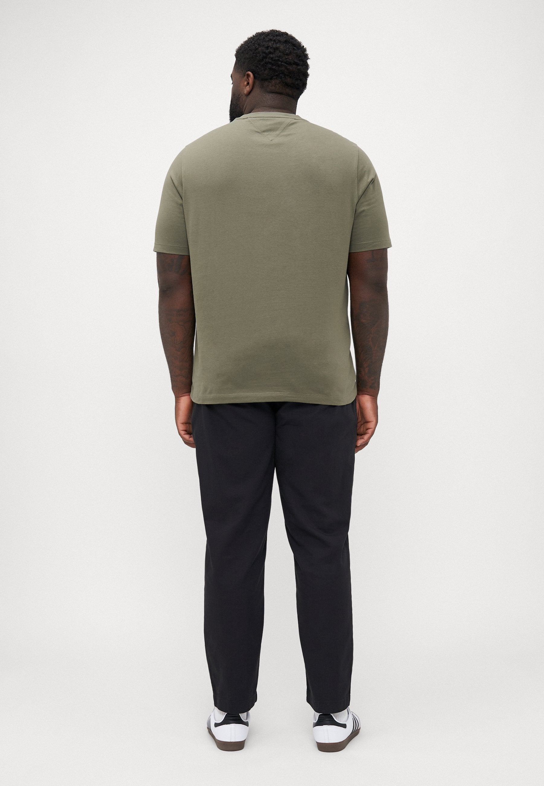 SEASONAL SOLID TEE Media 4