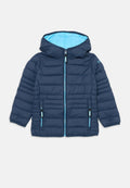Marineblaue Steppjacke mit Kapuze, ausgestattet mit einem hellblauen Innenfutter, einem Frontreißverschluss und zwei seitlichen Reißverschlusstaschen. Horizontal gestepptes Muster.