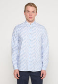 Himmelblaues Langarmshirt mit vertikalem Streifenmuster in dunklerem Blau, Button-Down-Kragen und vorderem Knopfverschluss.