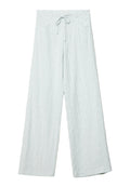 Himmelblaue, weit geschnittene Hose aus strukturiertem Stoff mit einer Kordelzug-Taille, zwei Vorderaschen und einem Diamantmuster über die gesamte Fläche.