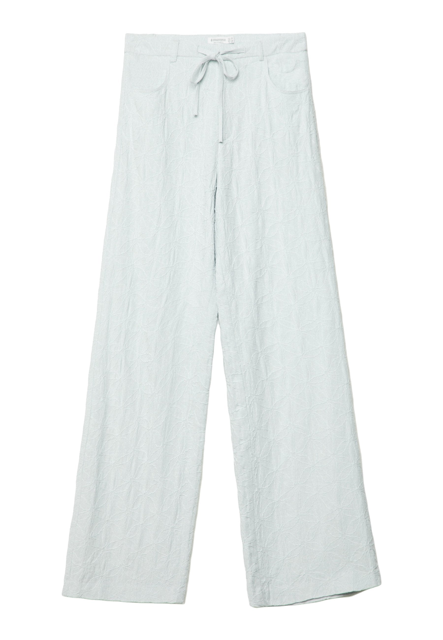 Himmelblaue, weit geschnittene Hose aus strukturiertem Stoff mit einer Kordelzug-Taille, zwei Vorderaschen und einem Diamantmuster über die gesamte Fläche.