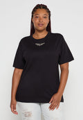 Schwarzes Baumwoll-T-Shirt mit kurzen Ärmeln, rundem Ausschnitt und einem kleinen gestickten Logo auf der Brust in weißen Buchstaben.