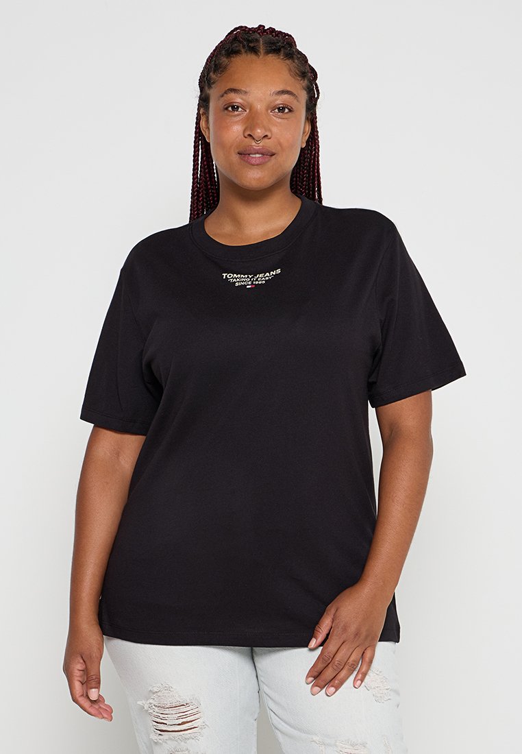 Schwarzes Baumwoll-T-Shirt mit kurzen Ärmeln, rundem Ausschnitt und einem kleinen gestickten Logo auf der Brust in weißen Buchstaben.
