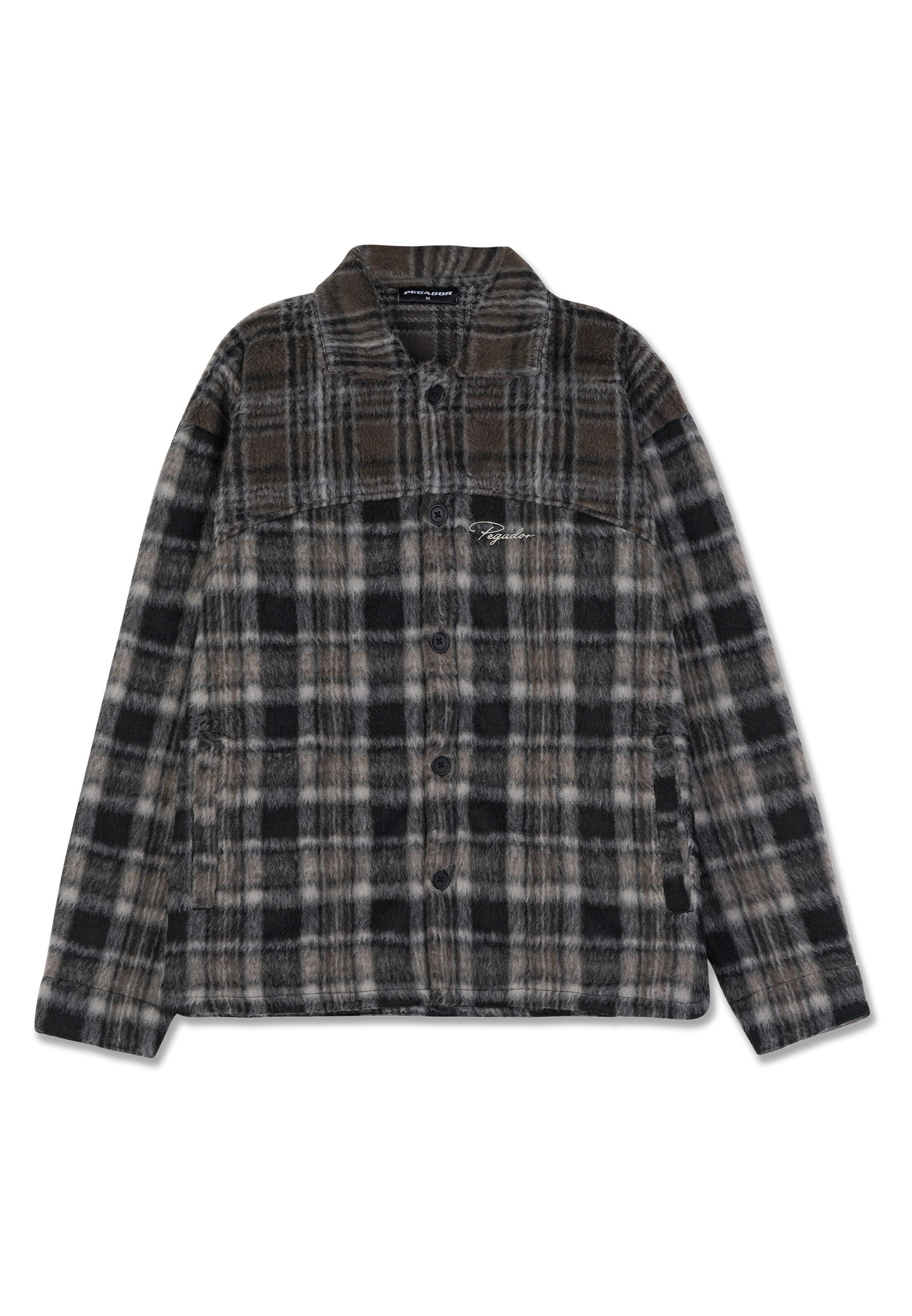 Kariertes Flanellhemd-Jacke in erdigen Tönen von Braun, Schwarz und Grau, mit Knopfverschluss, zwei seitlichen Taschen und einer weichen Textur.
