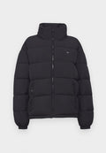 Schwarze Daunenjacke mit hohem Kragen, durchgehendem Reißverschluss und elastischen Manschetten; verfügt über horizontal gesteppte Abschnitte und eine seitliche Reißverschlusstasche.