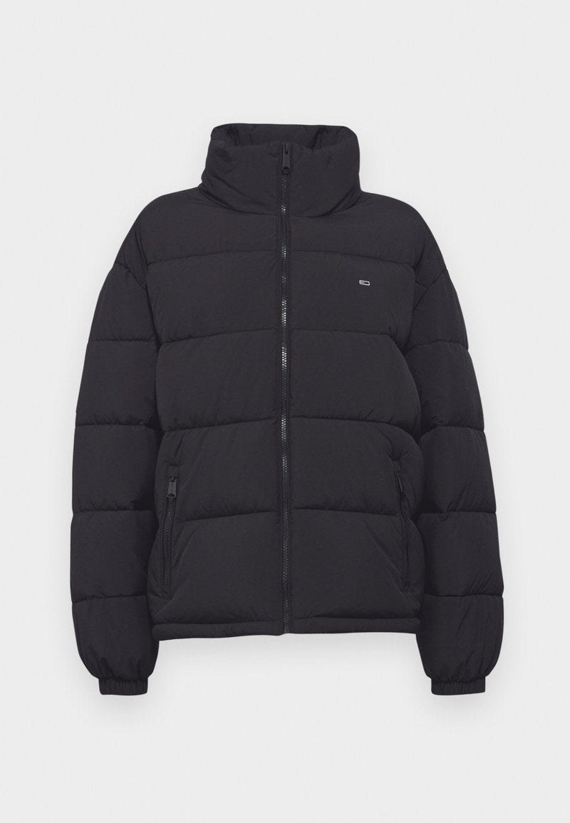 Schwarze Daunenjacke mit hohem Kragen, durchgehendem Reißverschluss und elastischen Manschetten; verfügt über horizontal gesteppte Abschnitte und eine seitliche Reißverschlusstasche.