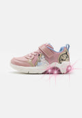 Rosa Kindersneaker mit glänzendem Obermaterial, Glitzerakzenten und einem Prinzessinnenmotiv. Verfügt über einen Klettverschluss und eine strukturierte Gummisohle.