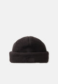 Schwarze Fleece-Mütze mit umschlagbarem Bündchen und strukturierter Oberfläche. Verfügt über ein dezentes Markenlogo auf der Vorderseite. Rundes Design oben.