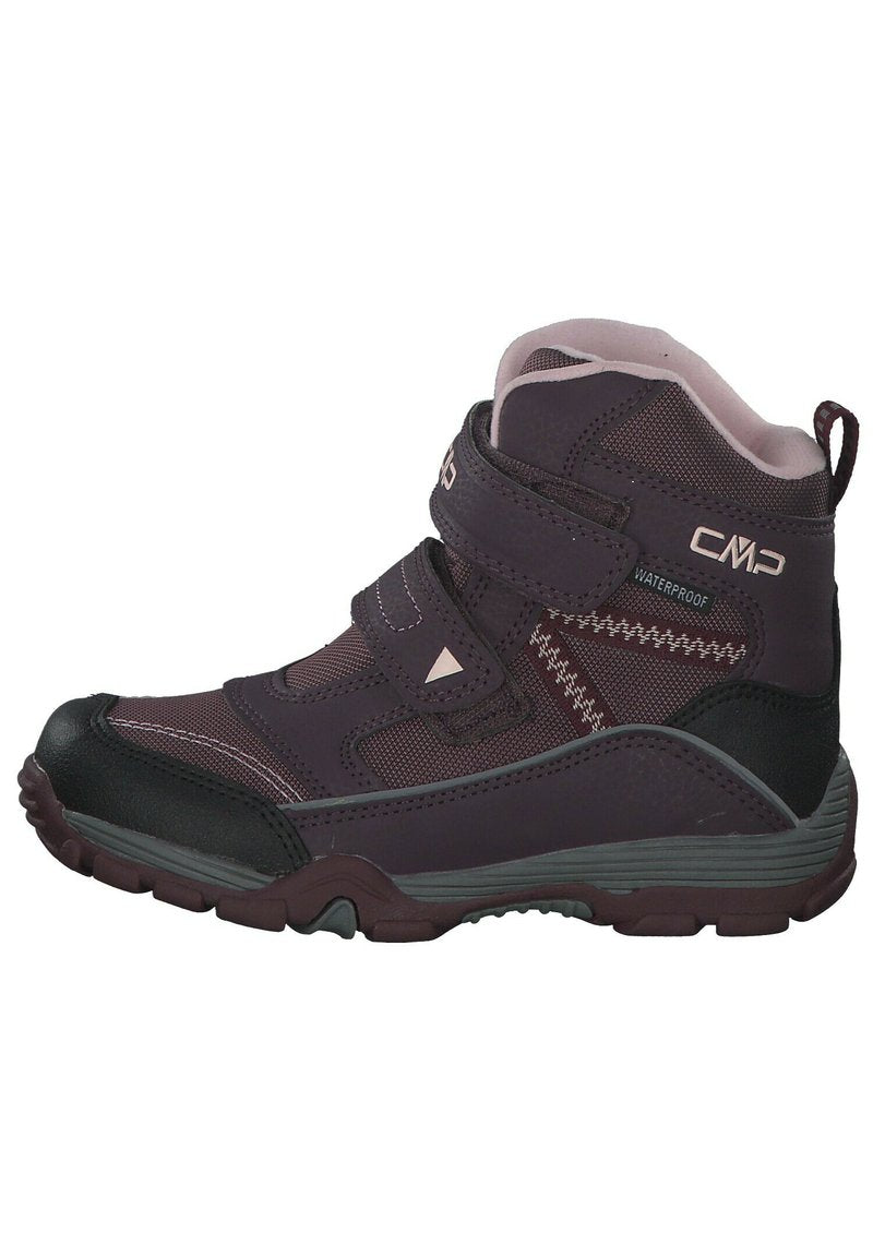 Lila, wasserdichte Wanderschuhe mit schwarzen Akzenten, doppelten Klettverschlussriemen, einem strukturierten Stoff und einer robusten, gemusterten Gummisohle.
