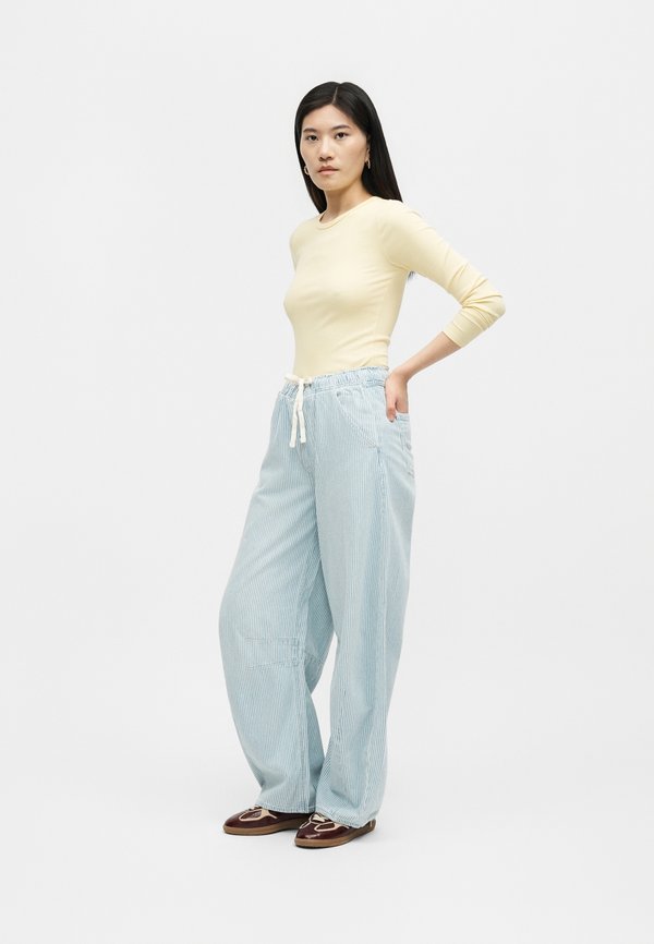 Gap Tall HORSESHOE EASY RAILROAD STRIPE