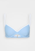 Helles blaues Bikini-Oberteil mit glatter Textur, dreieckigen Cups, weißen Akzenten, verstellbaren Trägern und einem goldenen Verschluss in der Mitte.