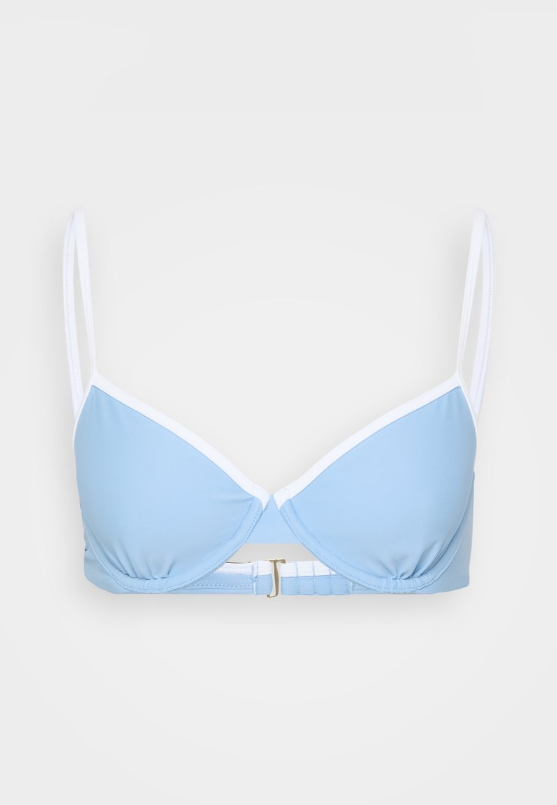 Helles blaues Bikini-Oberteil mit glatter Textur, dreieckigen Cups, weißen Akzenten, verstellbaren Trägern und einem goldenen Verschluss in der Mitte.