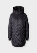 Schwarze, gesteppte lange Jacke mit Kapuze, Druckknopfverschluss, seitlichen Reißverschlusstaschen und gerippten Bündchen vor weißem Hintergrund.