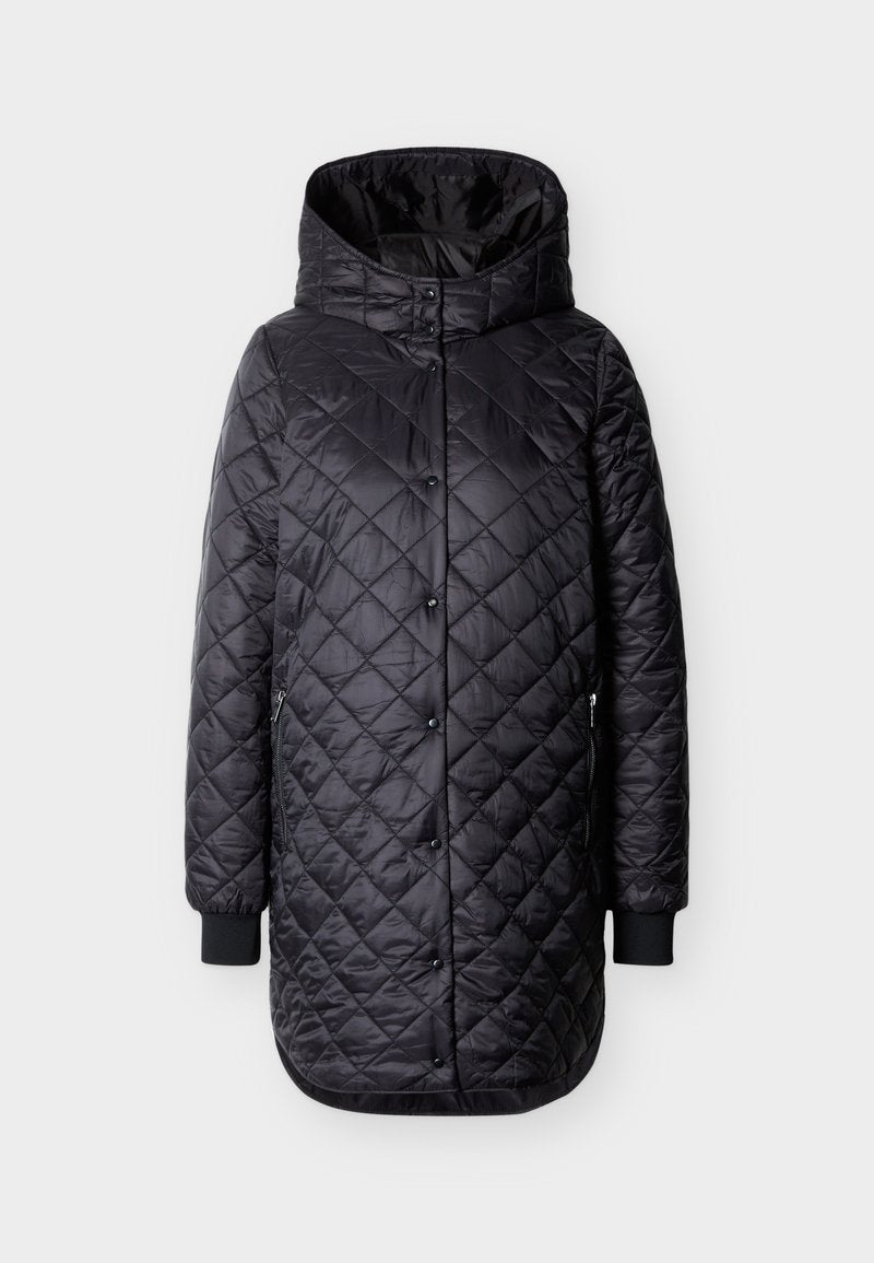 Schwarze, gesteppte lange Jacke mit Kapuze, Druckknopfverschluss, seitlichen Reißverschlusstaschen und gerippten Bündchen vor weißem Hintergrund.