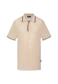 Beige Polohemd mit Netzstruktur, schwarzen Akzenten am Kragen und an den Ärmeln, einer Knopfleiste mit fünf Knöpfen und einem Markenetikett am Saum.