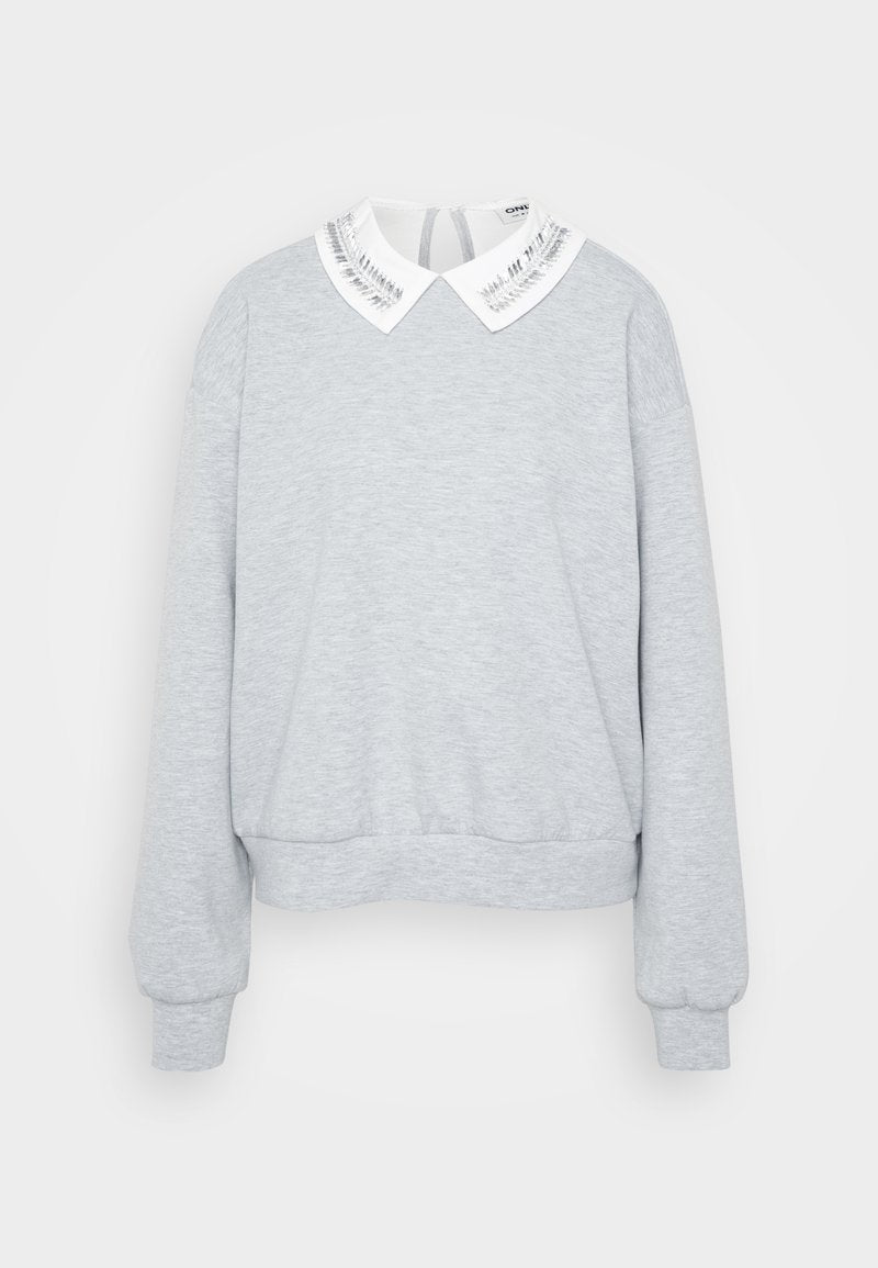 Grauer Sweatshirt mit langen Ärmeln, abgerundetem Saum und einem weißen Kragen mit silberner Streifenmusterung. Weicher Stoff.