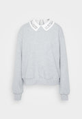 Grauer Sweatshirt mit langen Ärmeln, abgerundetem Saum und einem weißen Kragen mit silberner Streifenmusterung. Weicher Stoff.