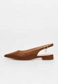 Brauner Leder-Slingback-Flachschuh mit spitzer Schuhspitze, kleinem Blockabsatz und goldener Schnalle mit Anhänger am verstellbaren Knöchelriemen.