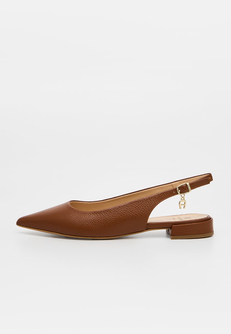 Brauner Leder-Slingback-Flachschuh mit spitzer Schuhspitze, kleinem Blockabsatz und goldener Schnalle mit Anhänger am verstellbaren Knöchelriemen.