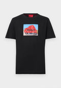 Schwarzes T-Shirt mit kurzen Ärmeln und einer quadratischen Grafik eines mit Rot bedeckten Motorrads, auf der "HUGO" steht.