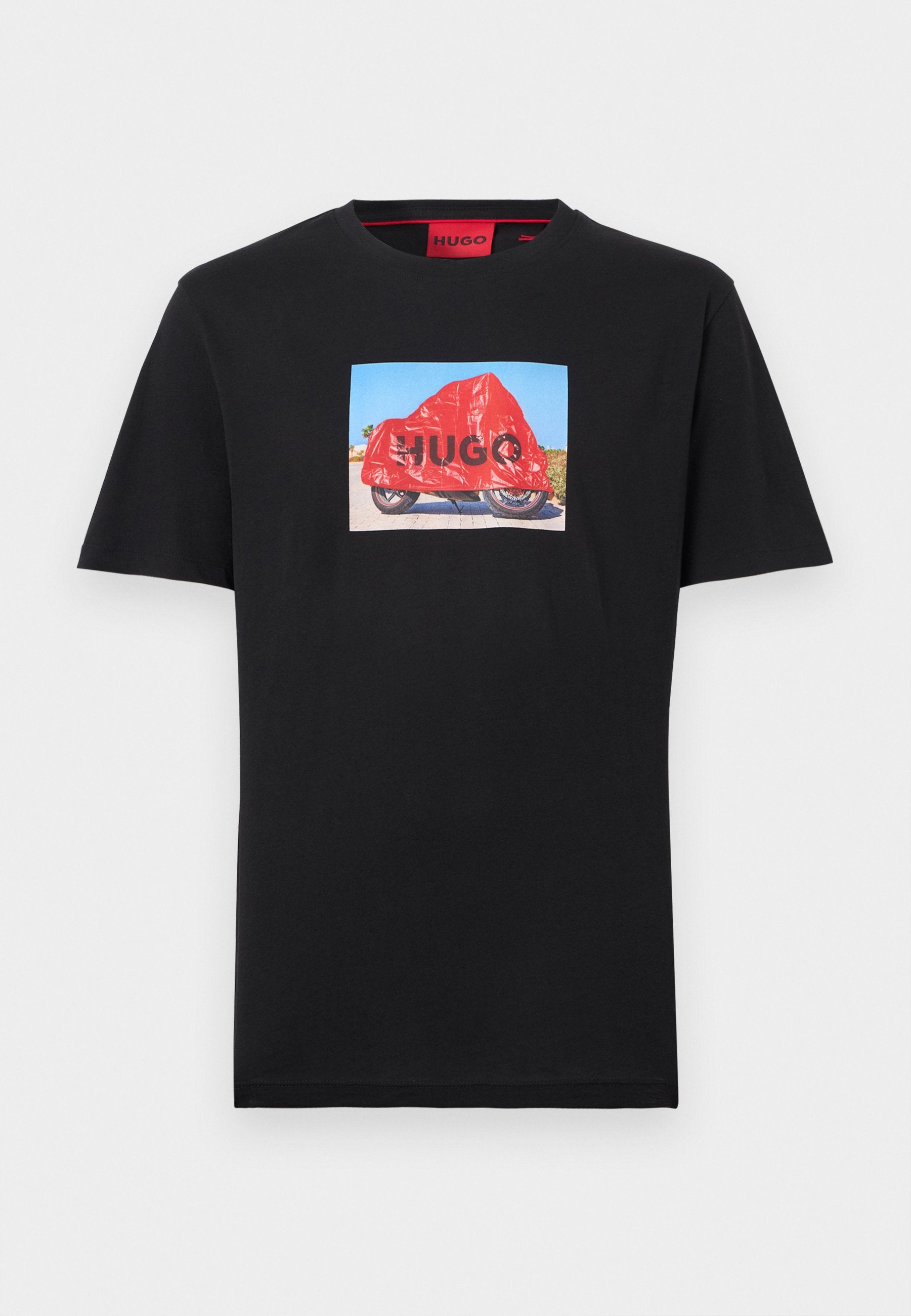 Schwarzes T-Shirt mit kurzen Ärmeln und einer quadratischen Grafik eines mit Rot bedeckten Motorrads, auf der "HUGO" steht.
