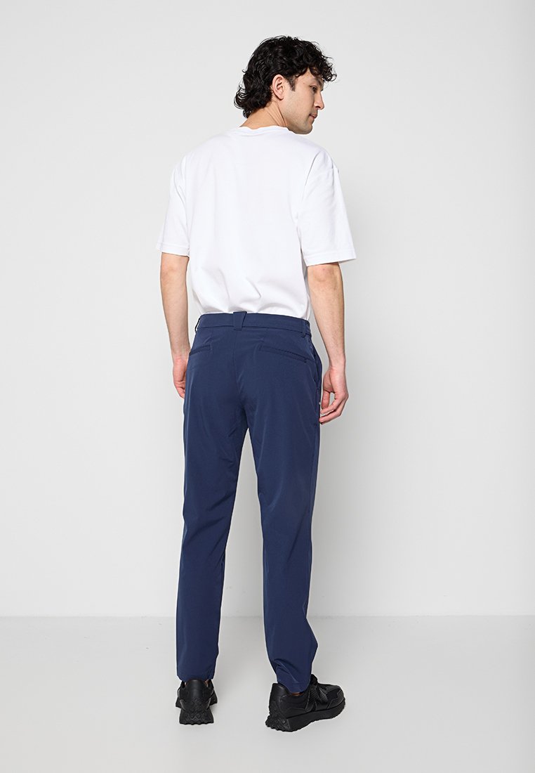 EA7 Emporio Armani Outdoor-Hose Media 3