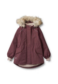 Burgunderfarbene Parka mit einer Kunstpelzkapuze, zwei Vorderaschen, elastischen Bündchen und einem weichen Innenfutter. Mit einem Reißverschluss und Druckknopfverschluss.