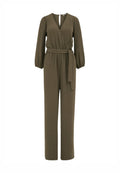 Olivgrüner Jumpsuit mit Wickeldesign, langen Ärmeln, tiefem V-Ausschnitt und passendem belichtetem Taillengürtel. Textil mit strukturierter Oberfläche und glatter Haptik.