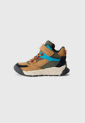 Braune, grüne und blaue high-top Kinder-Sneaker mit orangefarbenen Schnürsenkeln, einem Klettverschluss und einer dicken weißen Sohle mit schwarzem Profil.