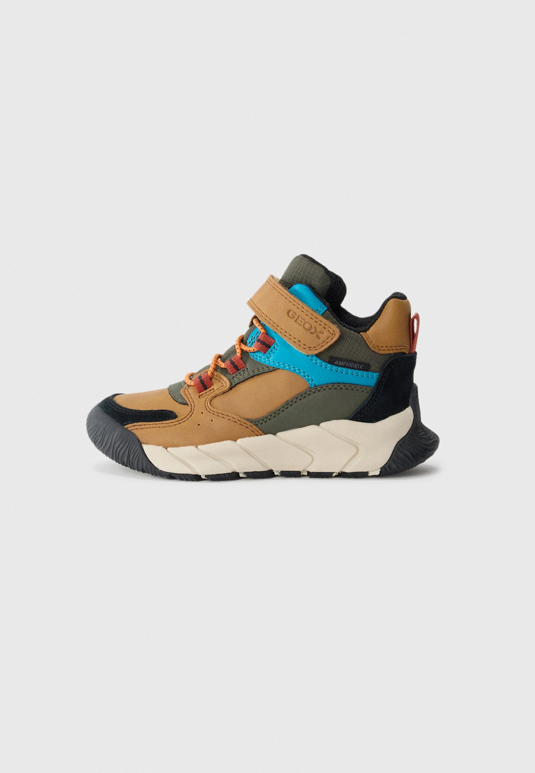 Braune, grüne und blaue high-top Kinder-Sneaker mit orangefarbenen Schnürsenkeln, einem Klettverschluss und einer dicken weißen Sohle mit schwarzem Profil.