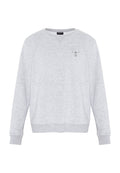 Hellgraues Sweatshirt mit Rundhalsausschnitt und langen Ärmeln, mit einer kleinen dunkelgrauen, gestickten Figur mit erhobenen Armen auf der linken Brust.