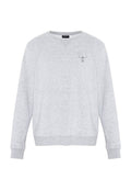 Hellgraues Sweatshirt mit Rundhalsausschnitt und langen Ärmeln, mit einer kleinen dunkelgrauen, gestickten Figur mit erhobenen Armen auf der linken Brust.