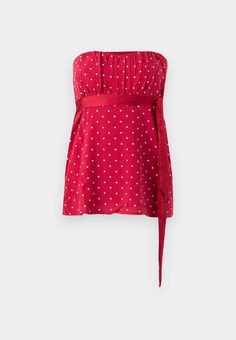 Rotes trägerloses Oberteil mit weißen Punkten, gerafftem Oberteil und gebundener Taillenschärpe. Glatter Stoff mit fließendem Design.