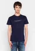 Navyblaue Baumwoll-T-Shirt mit einem Logo in blauen und roten Buchstaben, das "Diesel Industry DENIM DIVISION" auf der Brust sagt. Lässiger Schnitt.