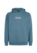 Kapuzensweatshirt in gedämpftem Blau, mit weicher Textur, gerippten Bündchen und Saum sowie weißem Text auf der Vorderseite, der "The Future Surf Society" liest.