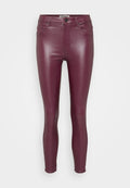 Burgunderfarbene Skinny-Jeans aus Kunstleder mit glänzendem Finish, ausgestattet mit einem normalen Taillenbund, frontalen Taschen und einer enganliegenden Passform entlang der Beine.