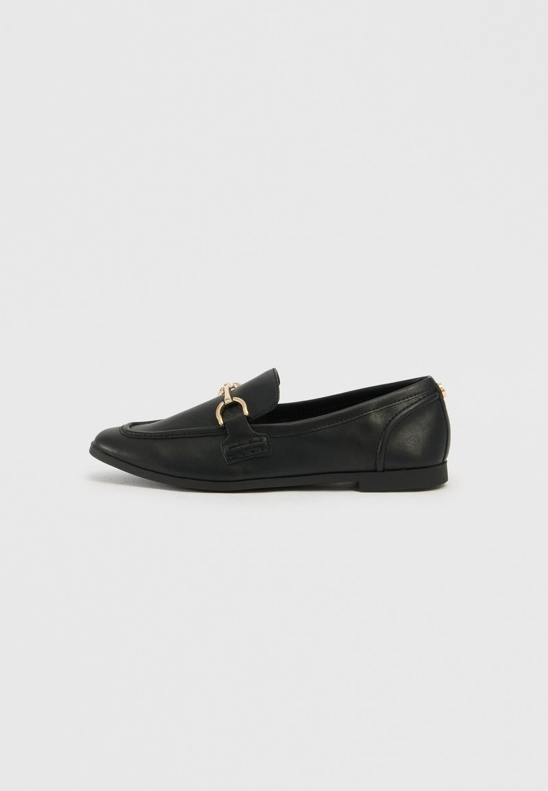 Schwarze Lederloafers mit runder Zehenform, ausgestattet mit einem goldfarbenen Hardware-Akzent und flacher Sohle. Glatte Textur, minimalistisches Design.