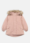 Rosa Parkajacke mit einer Kapuze aus Kunstfell, elastischen Bündchen, zwei Seitentaschen und einem leicht geschwungenen Saum. Hergestellt aus weichem, isolierendem Material.