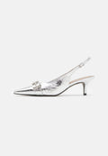 Silberne Slingback-Absätze mit einer spitzen Zehe, ausgestattet mit einer strukturierten Oberfläche und einer Schnallenverzierung am Riemen. Niedriger, schlanker Absatz.
