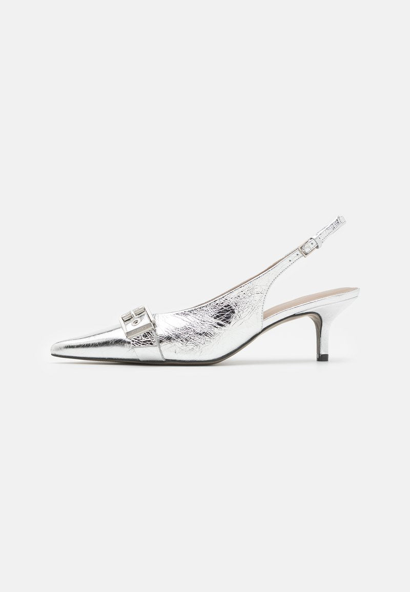 Silberne Slingback-Absätze mit einer spitzen Zehe, ausgestattet mit einer strukturierten Oberfläche und einer Schnallenverzierung am Riemen. Niedriger, schlanker Absatz.