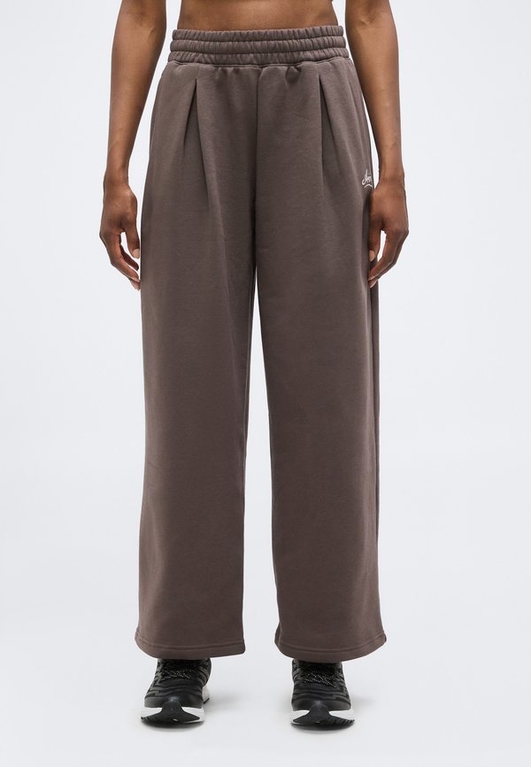 Under Armour RIVAL PLEATED VARSITY - Tracksuit bottoms - peppercorn/bashful pink
