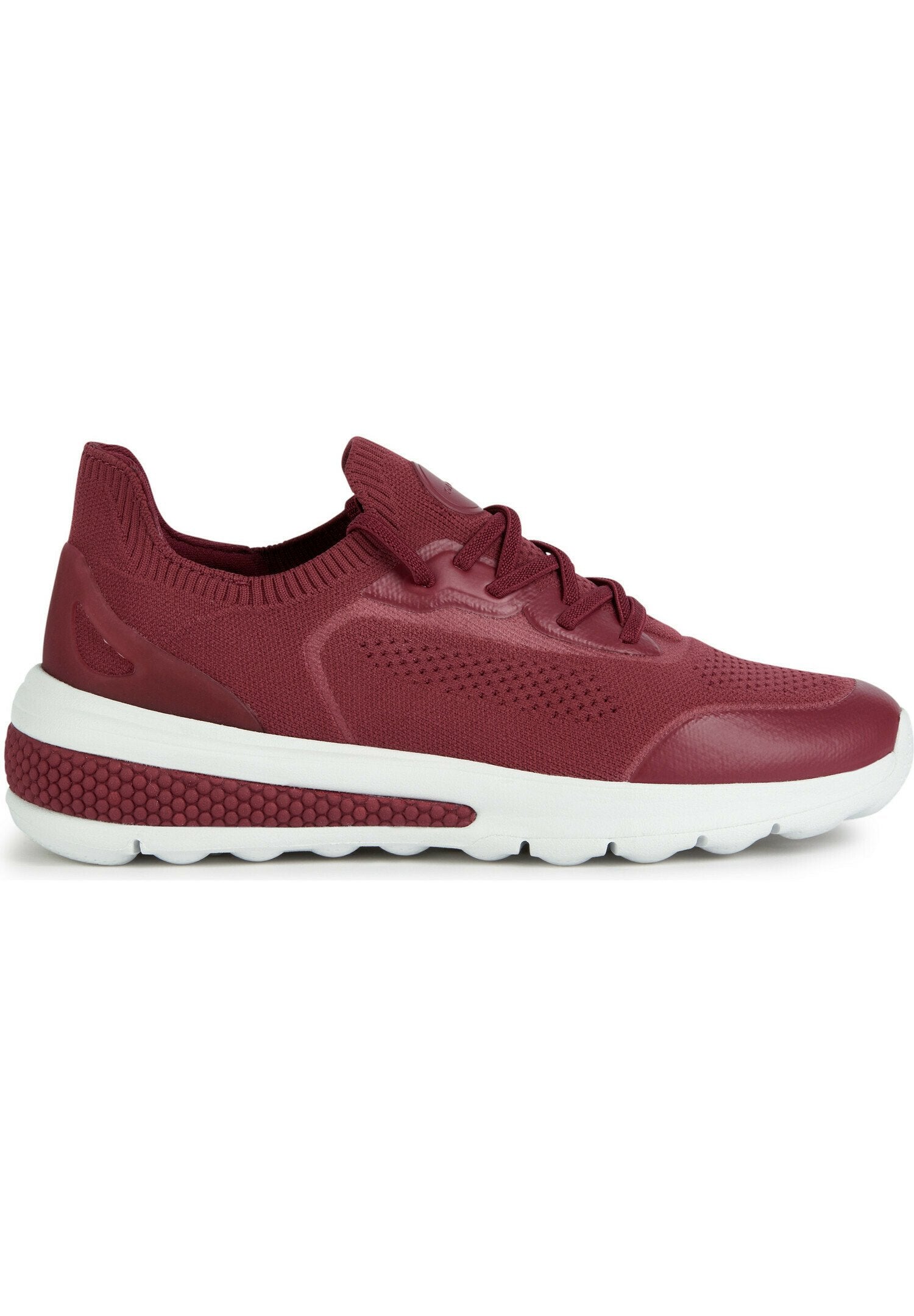 Burgunderfarbene Sportschuhe mit einem strukturierten Strick-Obermaterial, glatten synthetischen Akzenten und einer flexiblen weißen Sohle mit kreisförmigen Mustern.