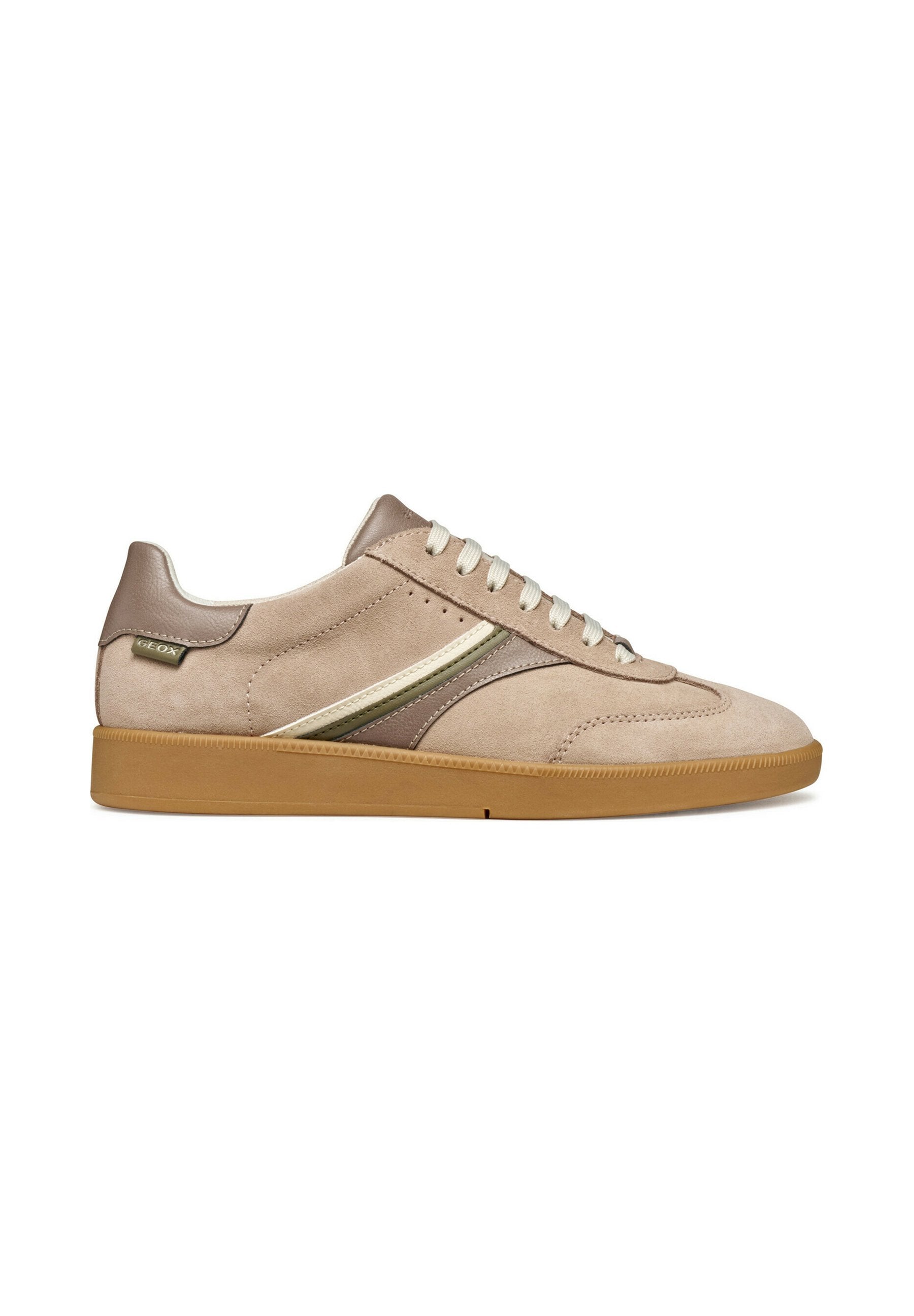 Beige Wildlederschuhe mit braunen Lederakzenten, cremefarbenen Schnürsenkeln und einer Gummisohle. Mit einem grünen Streifendetail an der Seite.