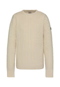 Cremefarbener, kabelgestrickter Pullover mit rundem Ausschnitt, gerippten Bündchen und Saum sowie einem Logoetikett am linken Ärmel.