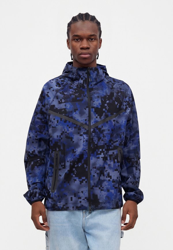 Nike Sportswear M NK TCH DF WVN WR FZ JKT AOP - Light jacket - diffused blue/ black