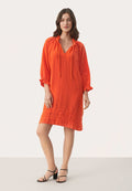 Helles orange Leinenkleid mit V-Ausschnitt, Kordelzug am Hals und Dreiviertelärmel. Verfügt über gestreifte Details am Saum.