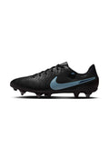 Schwarzer Nike-Fußballschuh mit strukturiertem Obermaterial, ausgestattet mit einem hellblauen Swoosh, sechs Stollen an der Außensohle und einer Schnürverschluss.