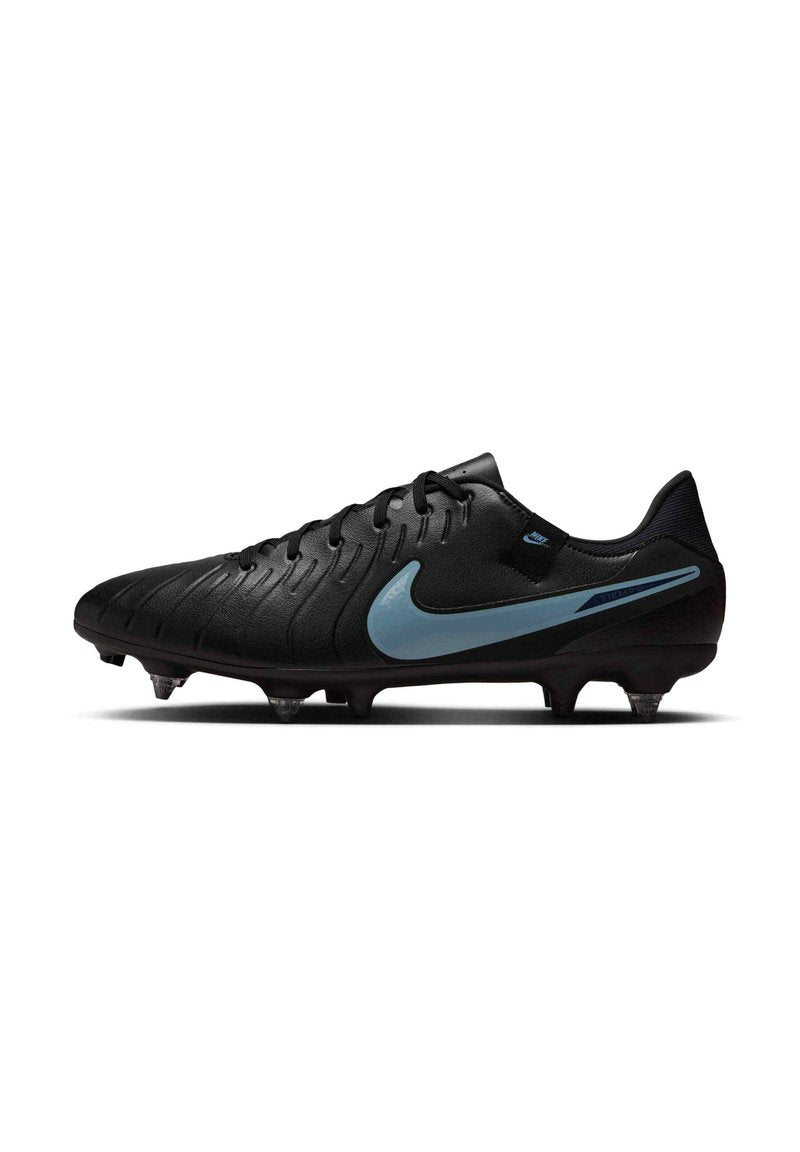 Schwarzer Nike-Fußballschuh mit strukturiertem Obermaterial, ausgestattet mit einem hellblauen Swoosh, sechs Stollen an der Außensohle und einer Schnürverschluss.